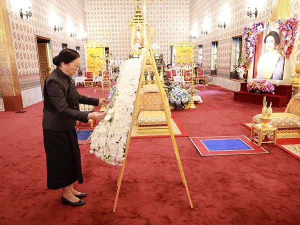 Laos Vizepräsident erweist Königinmutter von Thailand die Ehre
