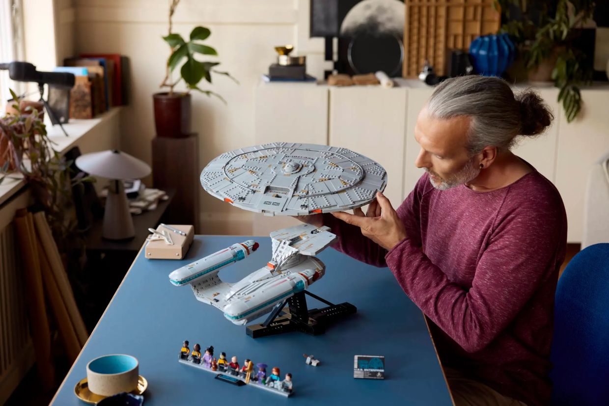 The command saucer is detachable as well! — Photo: The Lego Group