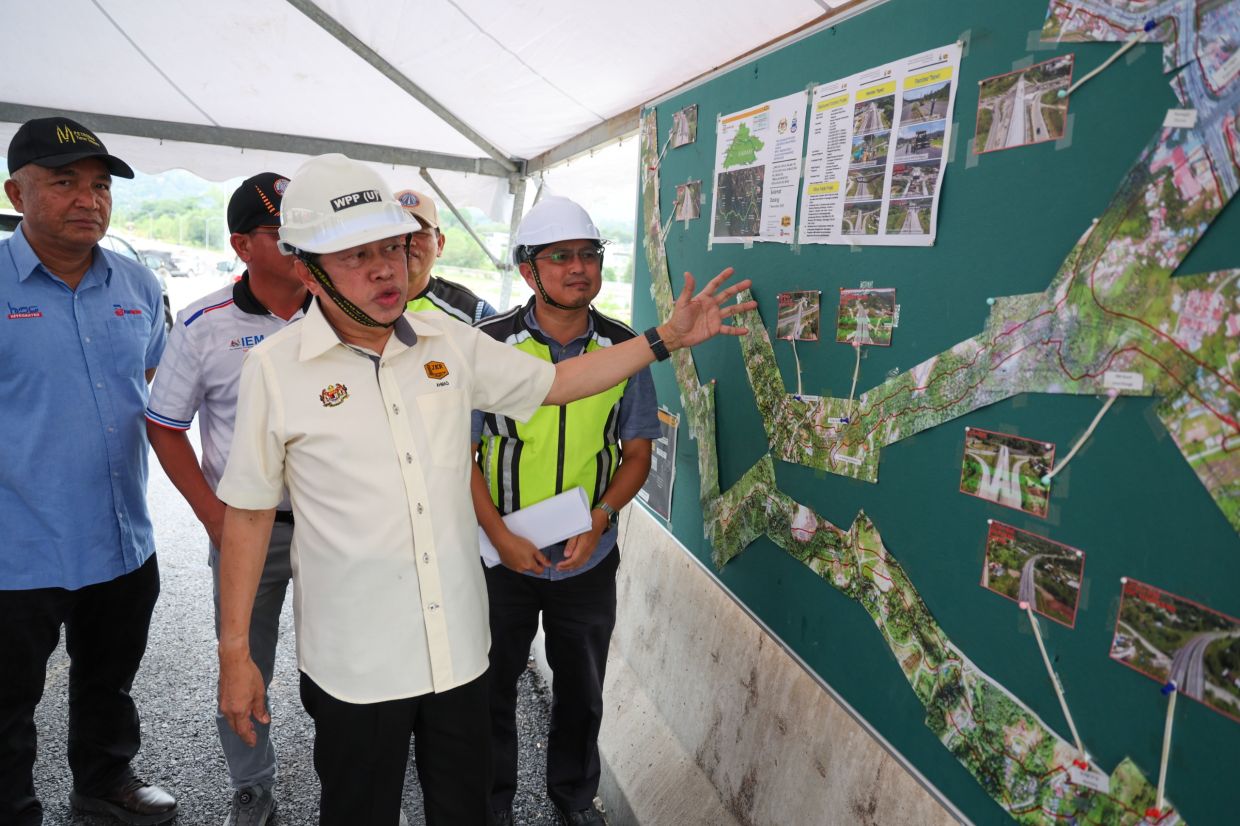 Works Ministry tells contractors to pick up pace on delayed Pan Borneo project 1 Ahmad Maslan being briefed on the alignment and progress of the Pan Borneo Highway project by Public Works Department (JKR) officers.