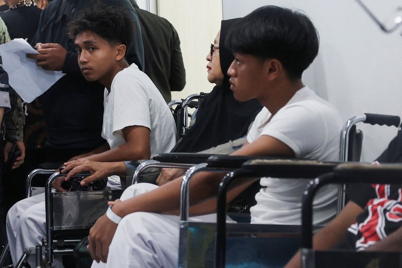 Blasts injure dozens at Indonesian mosque, student suspected 1 3611364
