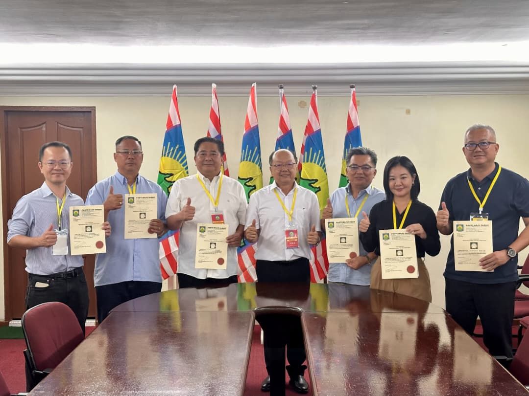 SAPP names six candidates for Sabah election 2 SAPP secretary general Datuk Richard Yong We Kong handing over nomination forms and Watikah Calun (Candidate Instruments) to the six candidates-from left Yong Yit Jee, Gee Tien Siong, Edward Dagul, Richard Yong, Japril Suhaimin, Yvonne Yong Yit Phung,andLiew Yun Ye.