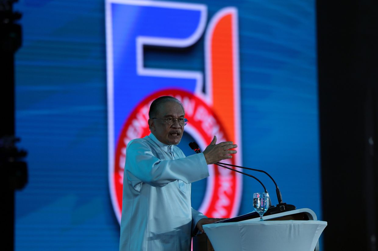 Anwar shuffles around talk of changes in Cabinet | The Star