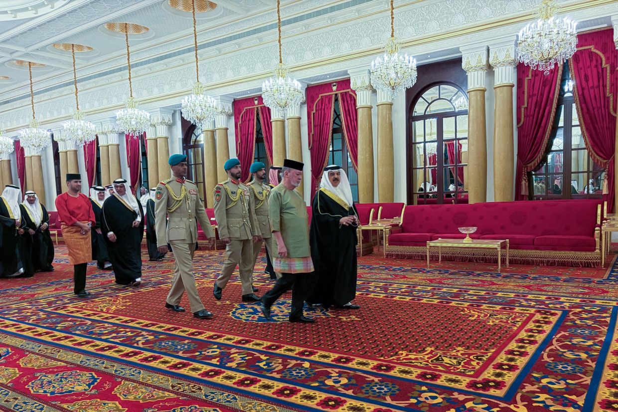 King of Bahrain hosts a state banquet for Sultan Ibrahim at Sakhir Palace 1 3611919