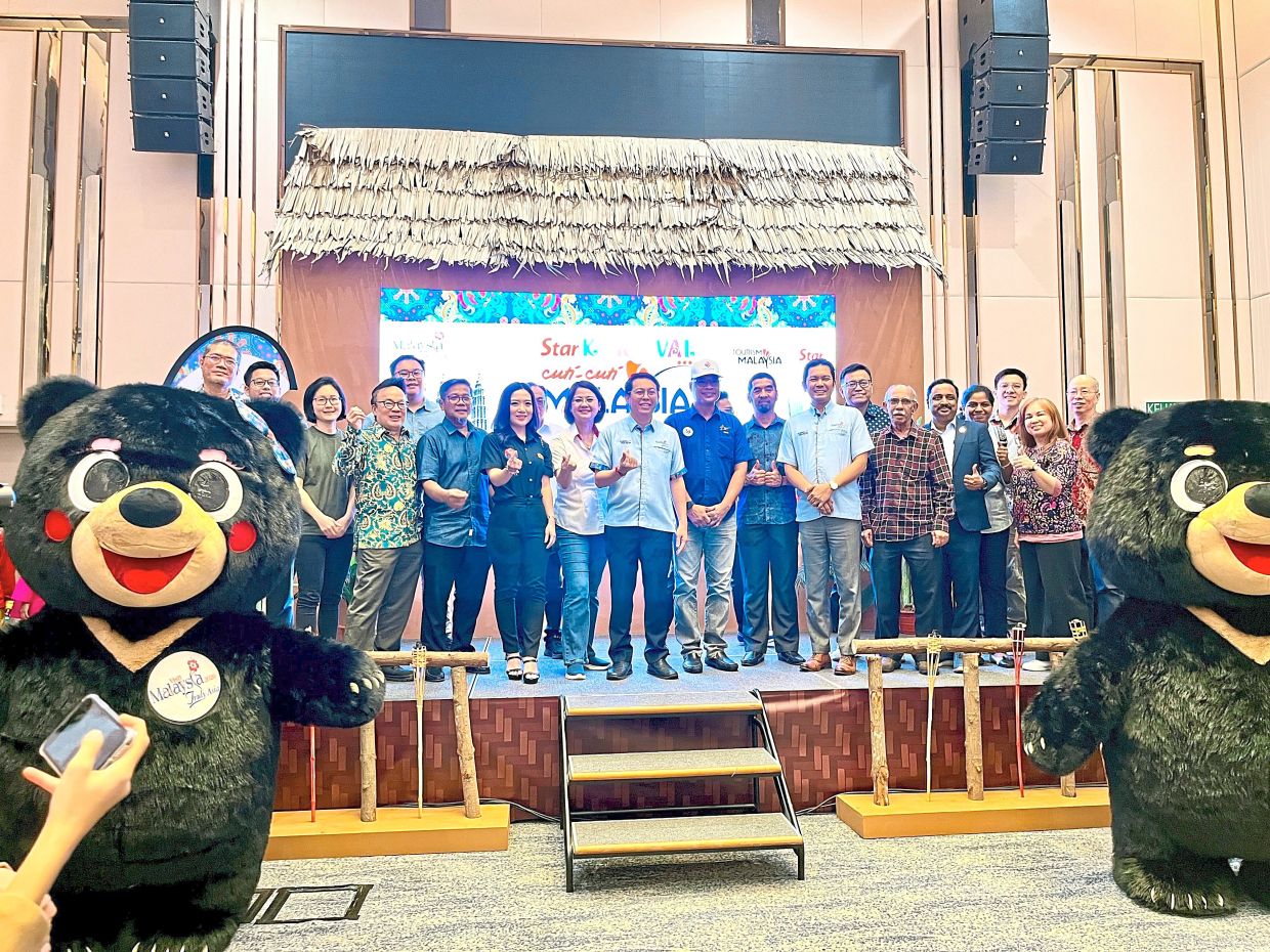 支持当地旅游业:Lee(中,展示心形标志)与 Wang(右侧)在新山 Paradigm Mall 会议中心推出 Star Karnival Cuti-Cuti Malaysia。