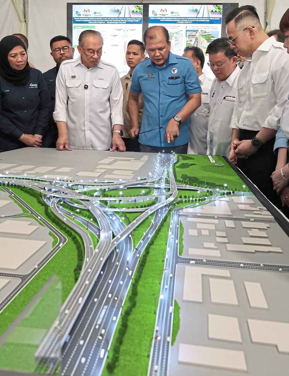 Future plan: Anwar looking at a scale model during the traffic dispersal project’s groundbreaking ceremony. With him are (from left) PLUS managing director Datuk Nik Airina Nik Jaffar, Work Ministry secretary-general Datuk Seri Azman Ibrahim, Penang Chief Minister Chow Kon Yeow and Human Resource Minister Steven Sim. — ZHAFARAN NASIB/The Star