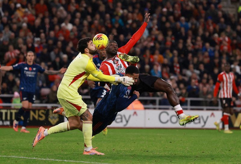 Soccer-Sunderland halt Arsenal's winning run with last-gasp 2-2 draw