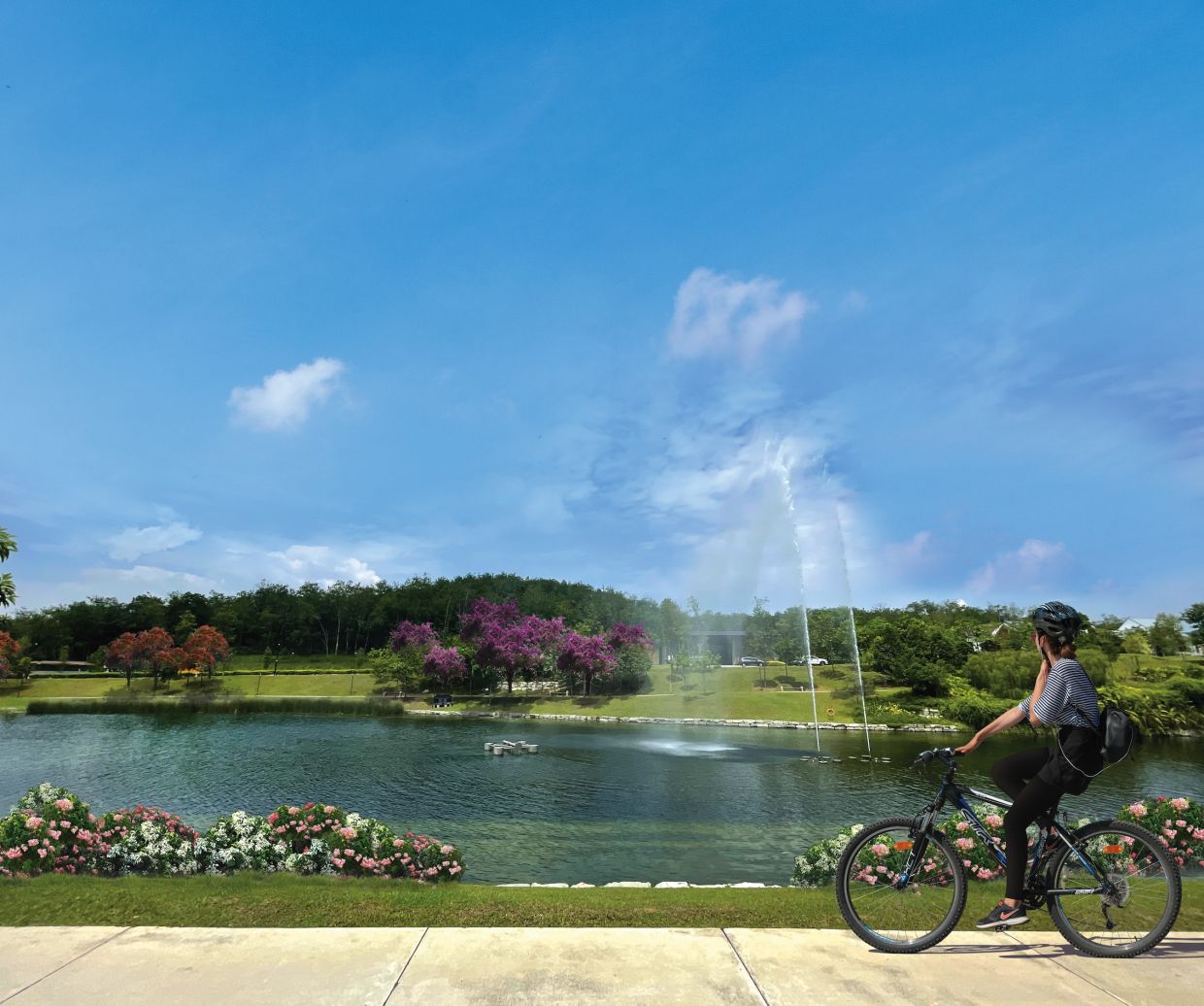 Cycling paths and pedestrian walkways throughout the township support a low-carbon lifestyle.