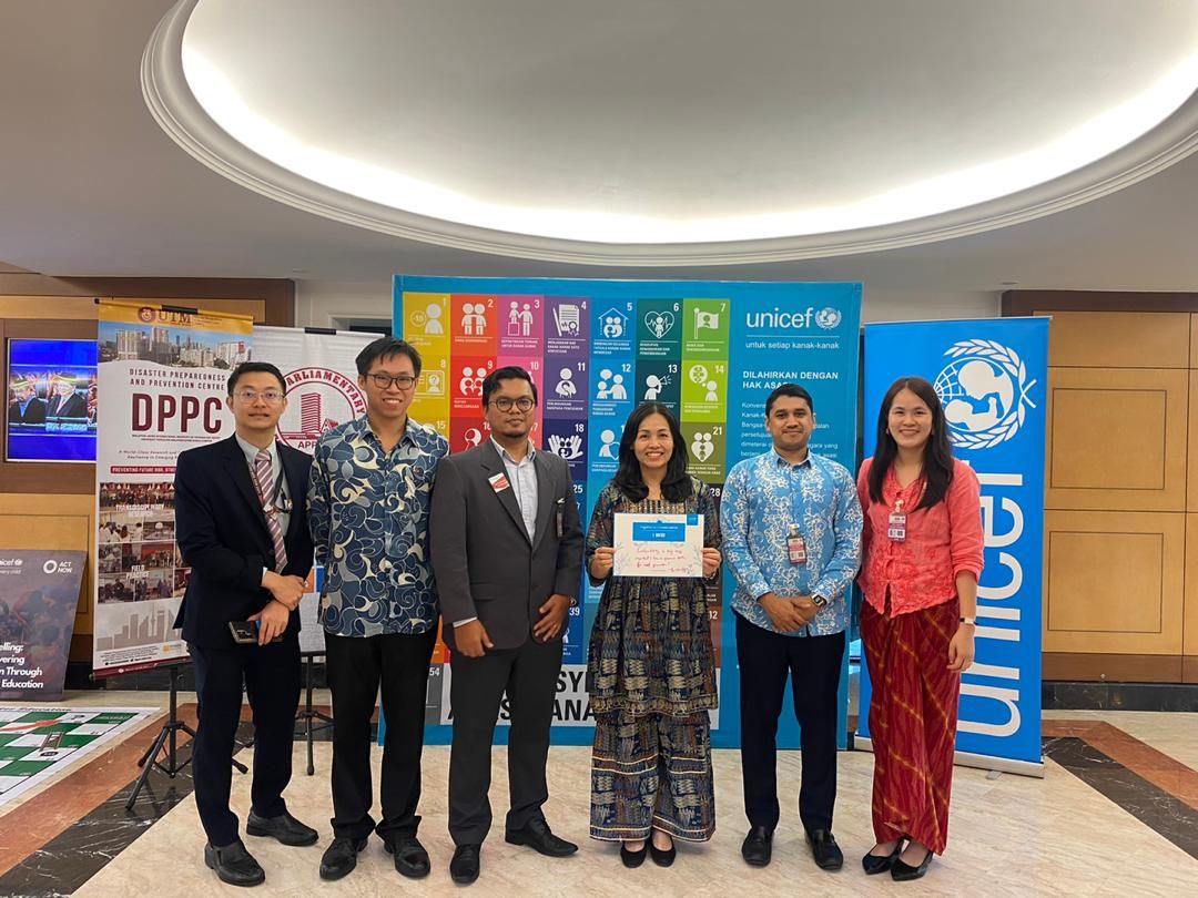 Deputy Minister of Communications Teo Nie Ching (third from right) showing support for disaster risk reduction work at the International Day for Disaster Risk Reduction exhibition at Parliament. — Unicef Malaysia