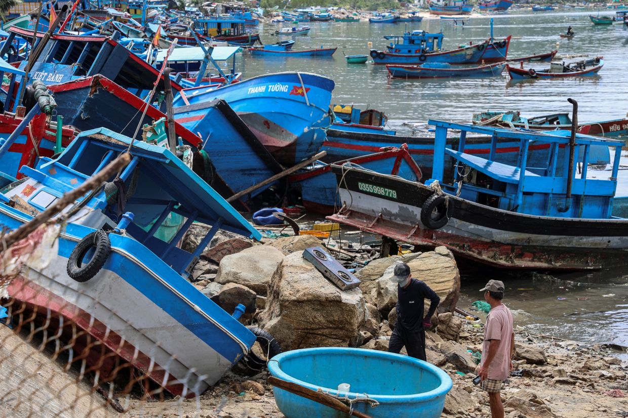 Typhoon Kalmaegi rampages across Vietnam; many homes flattened and at least five people confined killed