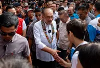 PM mingles with traders, visitors at Kota Kinabalu's Gaya Street market