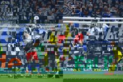 Soccer-Dortmund concede late equaliser in 1-1 draw at Hamburg