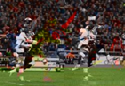 Soccer-Sunderland halt Arsenal's winning run with last-gasp 2-2 draw