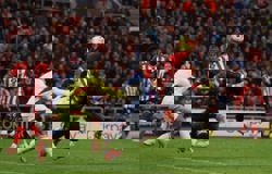 Soccer-Arsenal's winning streak ended by Sunderland, Man United save point at Spurs