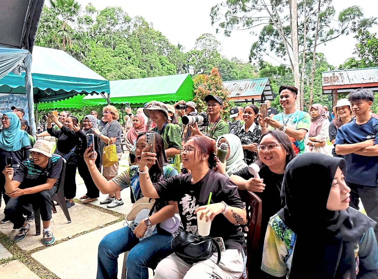 The crowd cheering and recording moments during the Borneo Bird Festival at RDC Sepilok.
