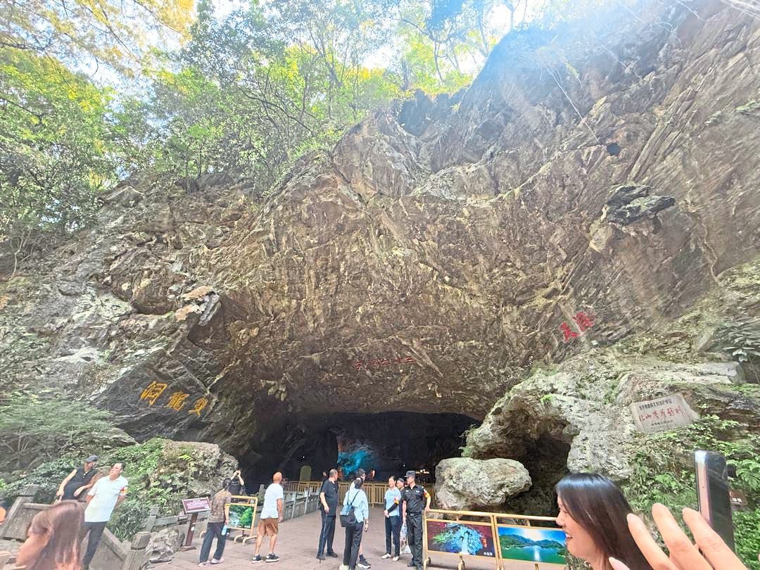 Outside the Shuanglong Cave.