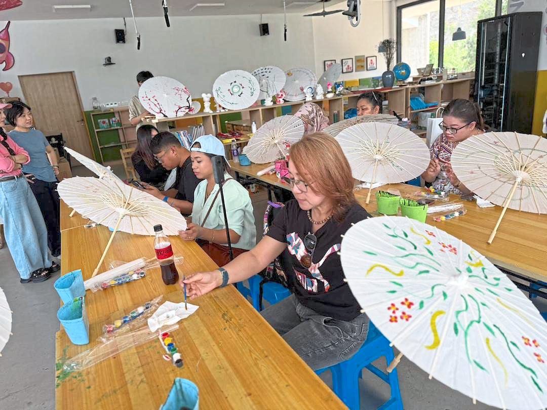 Media practitioners trying their hands on artworks at Yudong village.