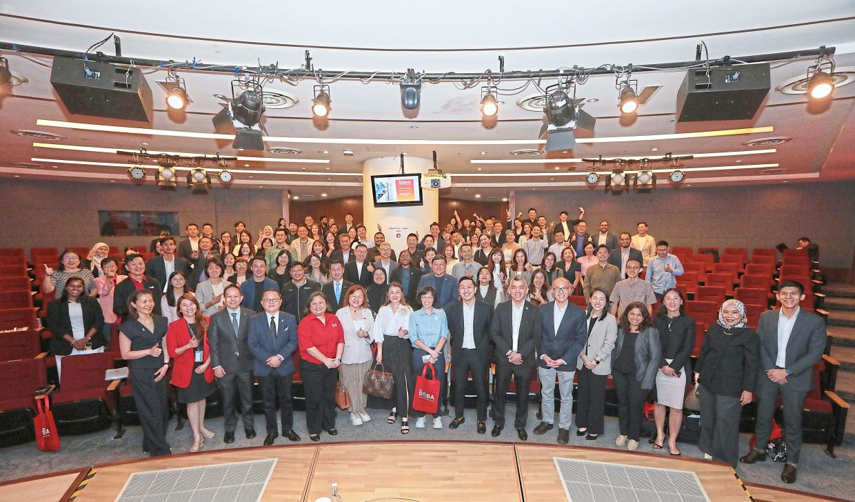 Engaging sessions: SOBA Elevate casts great insights on how SMEs can run their businesses in today’s challenging business climate at Menara Star, Petaling Jaya. Front row from left, PEOPLElogy team Susan Tan and Elaine Yap, CGC SME Advisory and Strategic Alliances head Mike Wong, Allen Lee, K’ng, Valerie Choo of MRCA, Kanika Malaysia Sdn Bhd co-founder and CEO Vinnie Ang, Mabel, Khaw, Chong, Cheah, Low, Ashweeni, Ho, Siti Noraini and Ben-Jie. — YAP CHEE HONG/The Star 