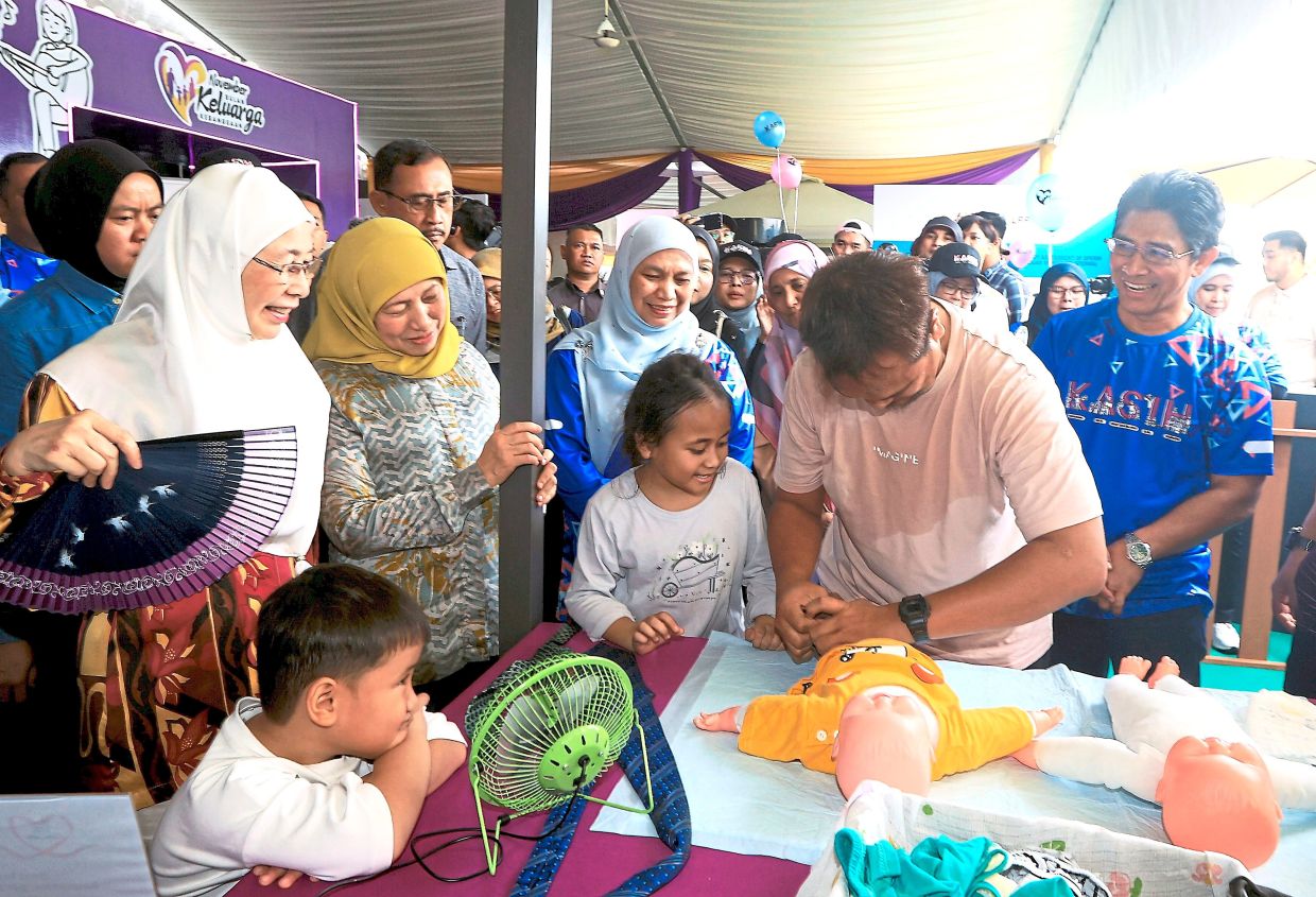 Wan Azizah: Strong family bond vital
