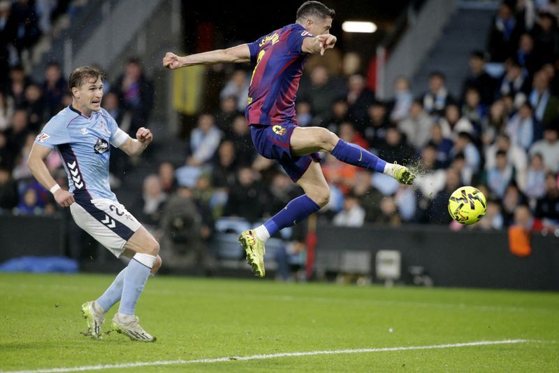 Soccer-Lewandowski hat-trick steers Barcelona to 4-2 win at Celta Vigo