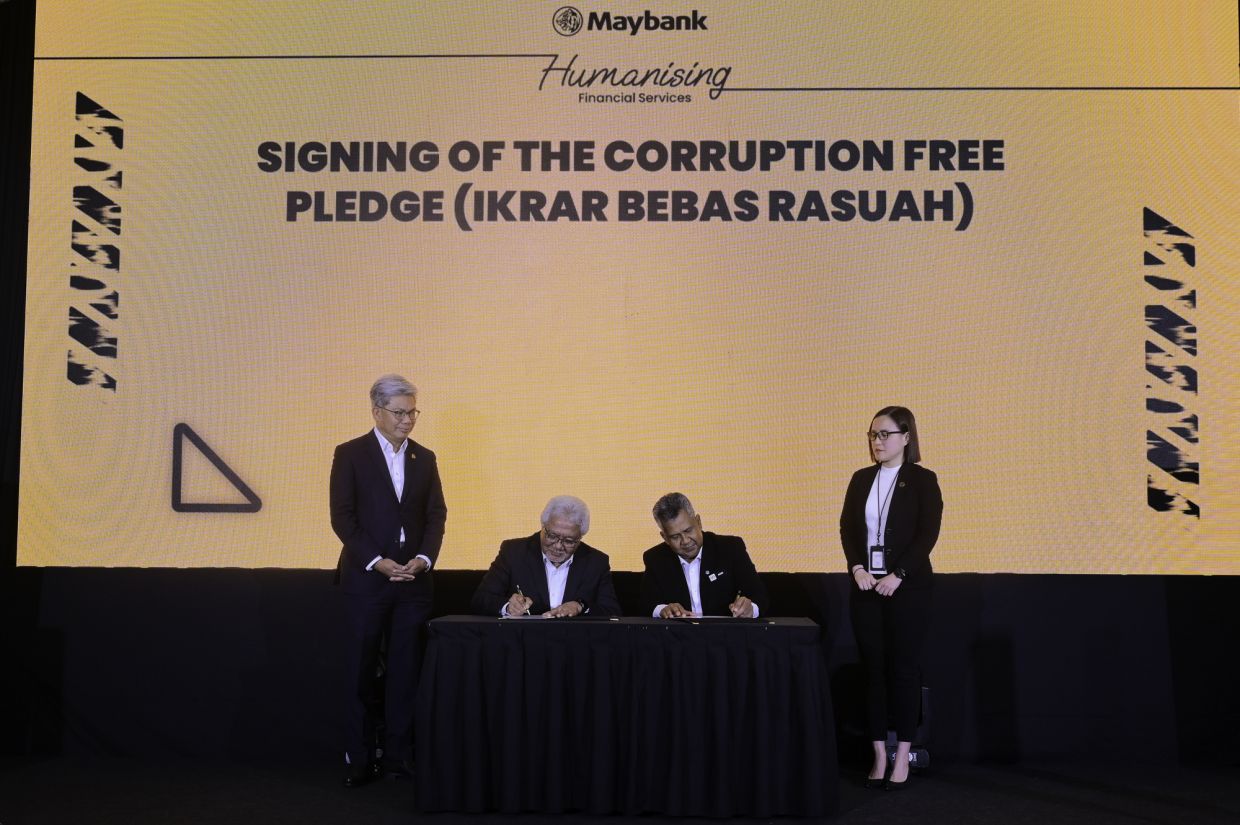 Zamzamzairani (seated, second from left) and Azmi in a group photo during the signing of the Corruption-Free Pledge, in the presence of Khairussaleh (first from left) and Yiow (right).