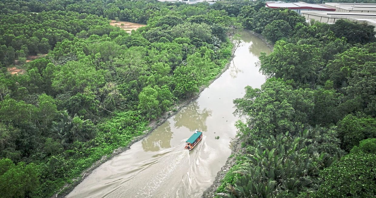 The river cruise aims to raise awareness on sustainability. 