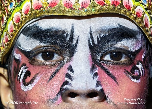 The intense makeup and vibrant detail of the Wayang Wong performance beautifully highlight the rich and expressive cultural heritage, captured using the HONOR Magic8 Pro.