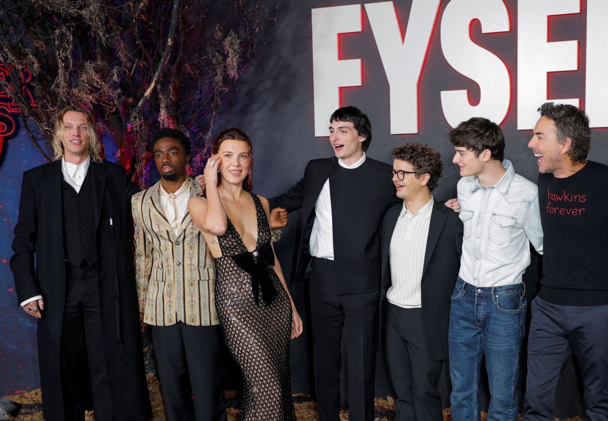Cast members Jamie Campbell Bower, Caleb McLaughlin, Millie Bobby Brown, Noah Schnapp, Gaten Matarazzo, Finn Wolfhard and Executive Producer Shawn Levy attend a photocall at the Netflix Tudum Theater in Hollywood for an event to help kick off the Stranger Things final season in Los Angeles, California, U.S. November 8, 2025. Photo: Reuters