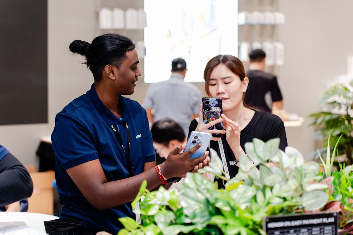 For Malaysian consumers, the shift means expanded options across price segments and potentially more competitive pricing as brands like HONOR vie for market position in the premium category.