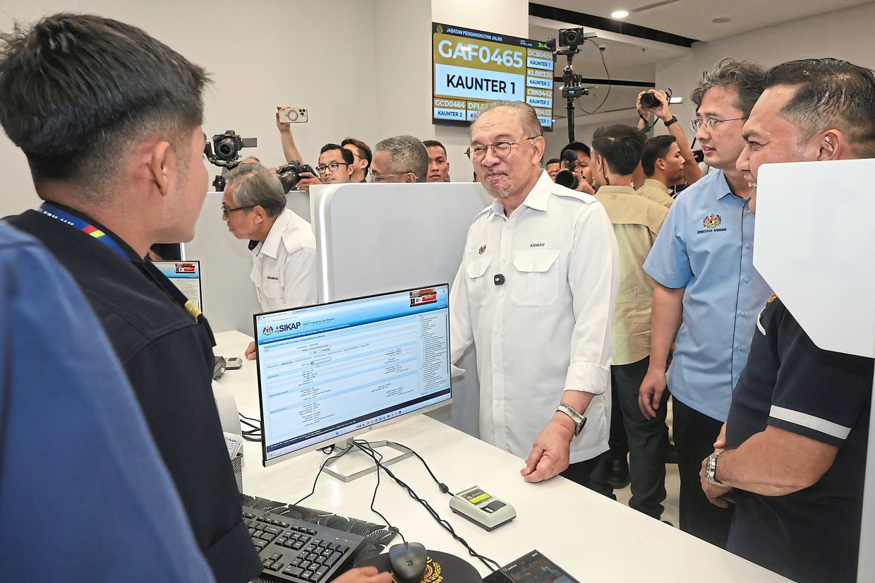 Anwar touring UTC Seberang Perai after the launch.