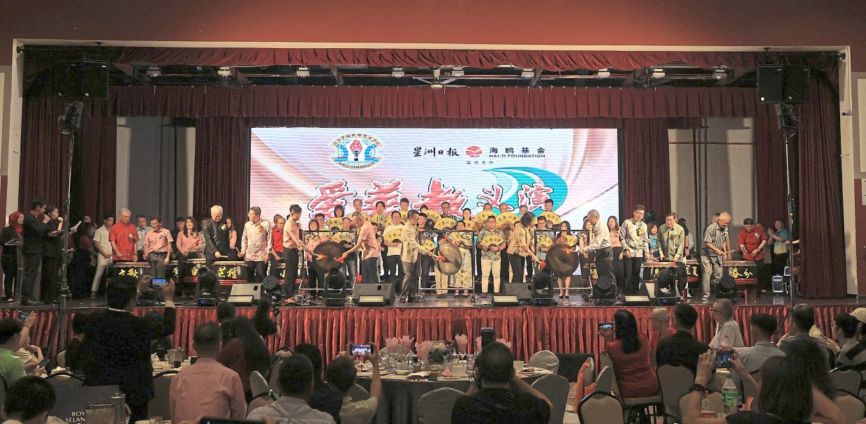 Guests and donors striking gongs and 24 festive drums to mark the beginning of the charity concert and fundraising dinner for SJK (C) Damansara’s multipurpose hall. — Photos: CHAN TAK KONG/The Star 