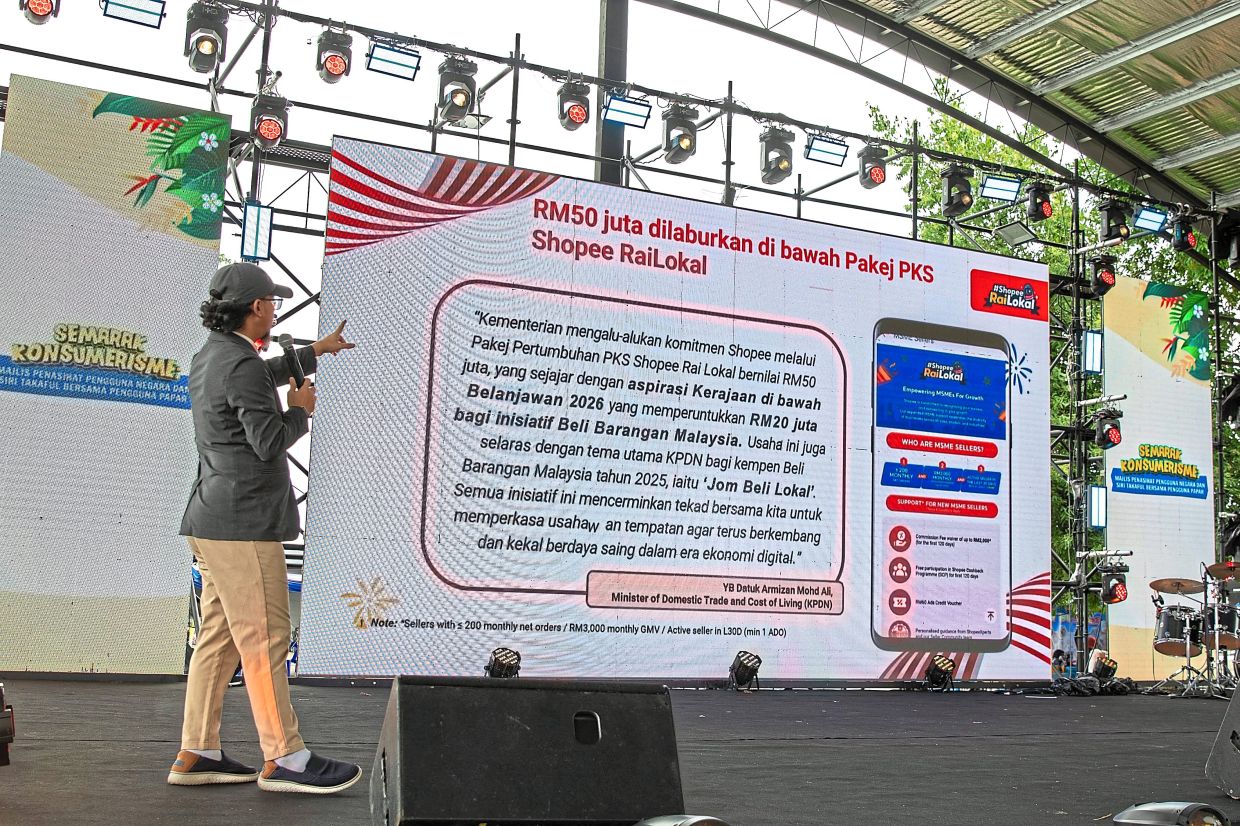 ShopeeXperts, Syahmi Kamal, sharing his knowledge with the public attending the Shopee Rai Lokal Jelajah Komuniti programme in Papar, Sabah. 