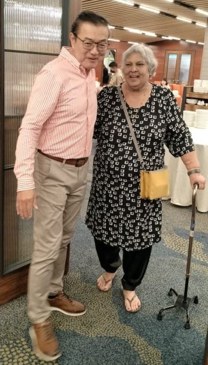 Goh welcoming Thambiah.