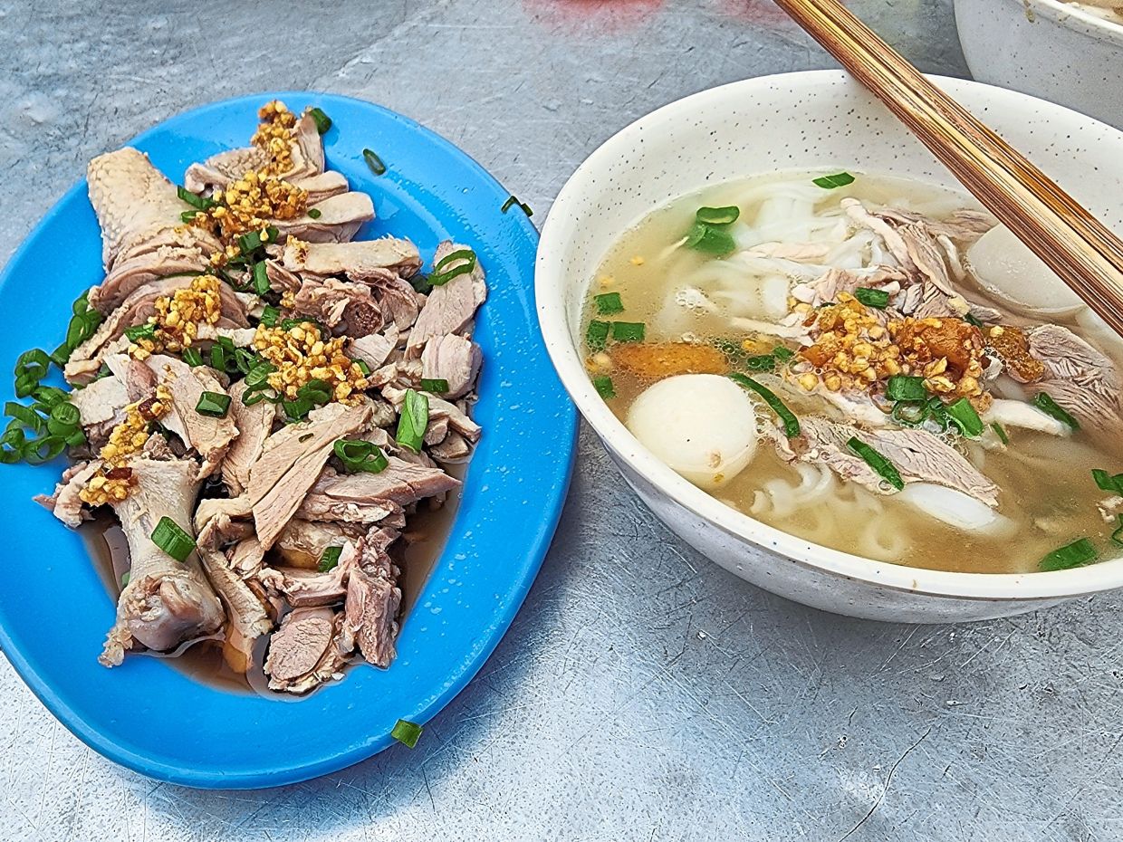 Su takes journalists to eat street foods and restaurant dishes that he himself likes, like this duck meat koay teow th’ng.