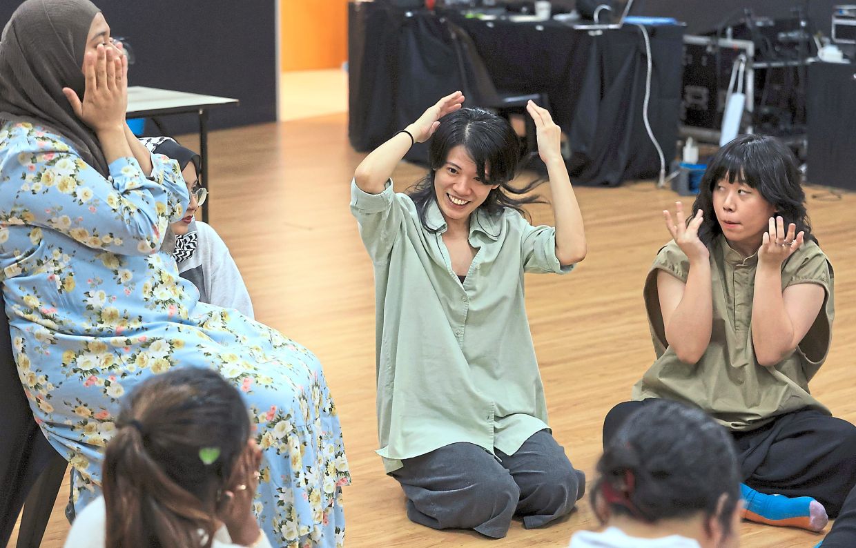 At every rehearsal, the cast and crew will do warm-up exercises together, adapting to each person's needs.