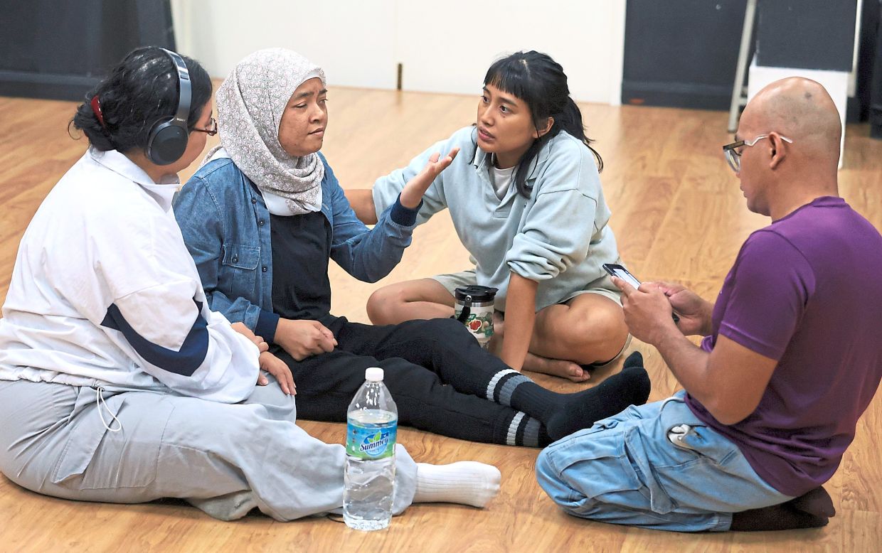 A rehearsal session from Siapa Cacat?, featuring (from left) Nuna, Ameera, Putrina and Fndrocka Notapurba.