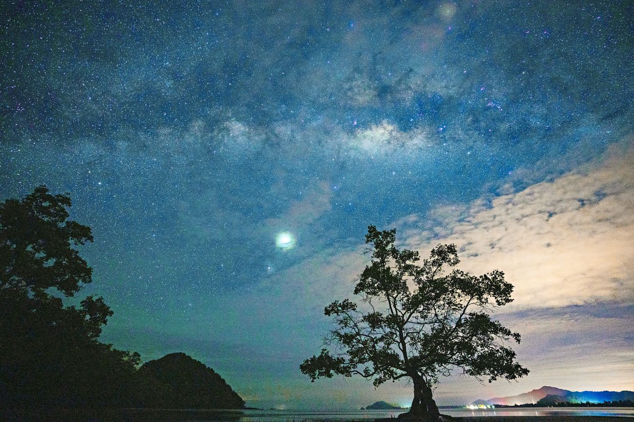 Camping at Mawar Island is possible, and you can snap gorgeous pictures like this one at night. — Wikimedia Commons