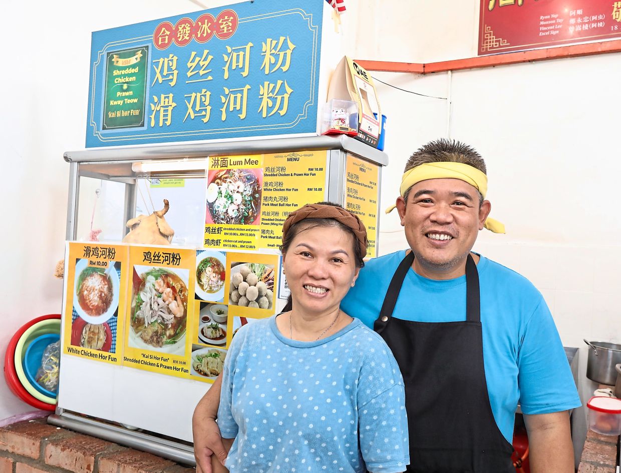Husband-and-wife team Wu (right) and Ngoc Chinh operate their stall at Hup Fatt Cafe in Pandan Perdana.