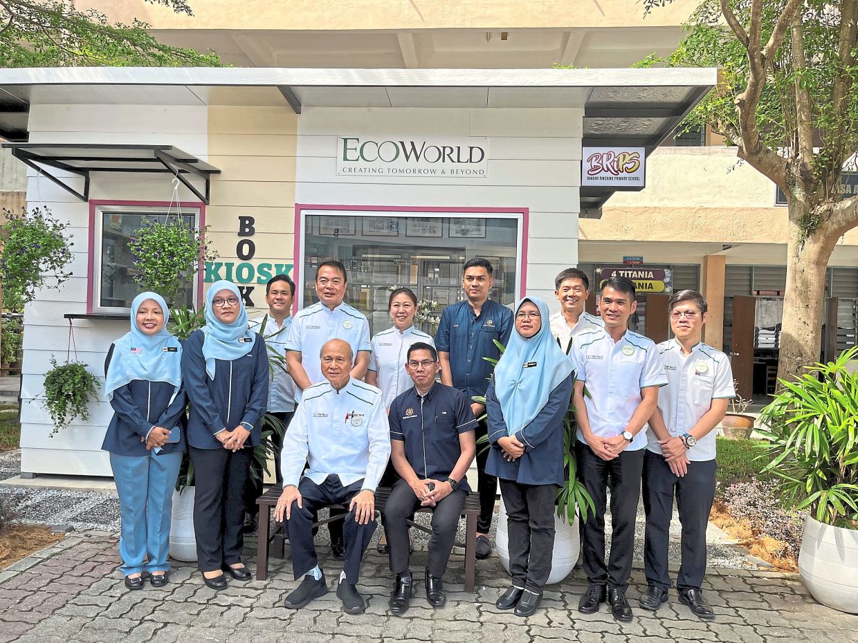 Lee (seated left) with Sekolah Kebangsaan Bandar Rinching, Semenyih, teachers and Eco World representatives at the launch of a book kiosk.