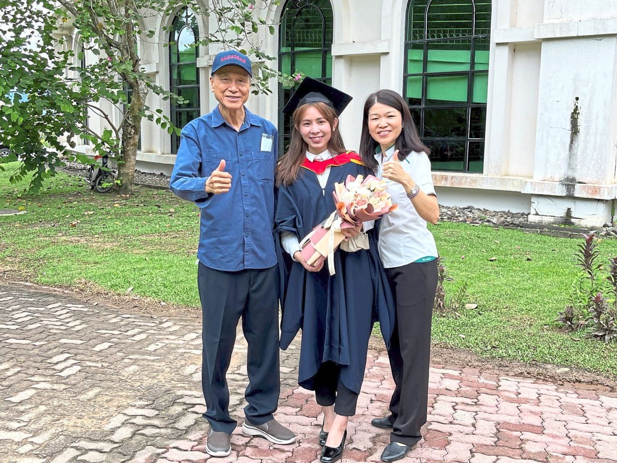 Lee (left) with former SAP recipient Debbie Quah during her graduation at Universiti Malaysia Sabah in 2022.