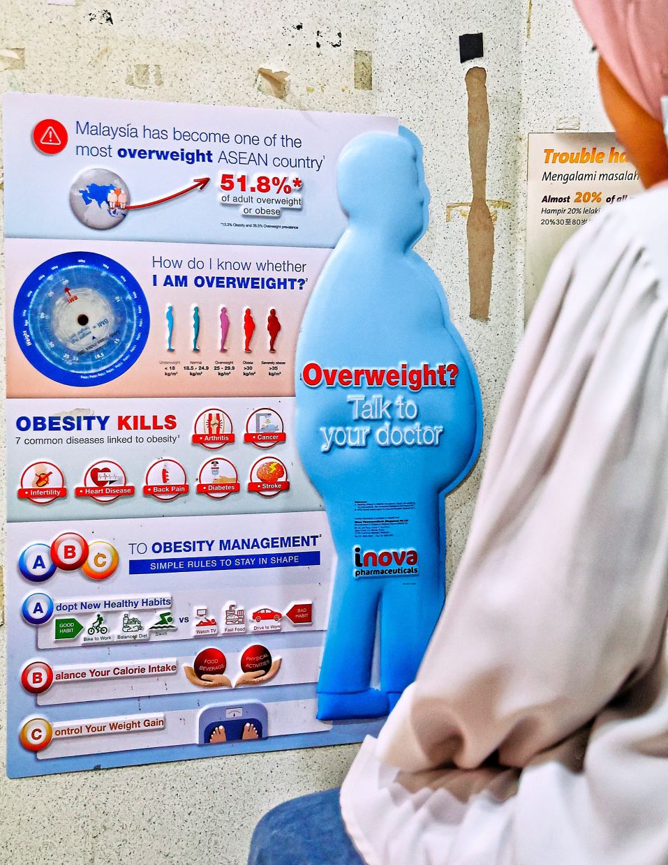 Health awareness: A patient looking at the chart of a diabetic diagram at a clinic in Kuala Lumpur. — MUHAMAD SHAHRIL ROSLI/The Star