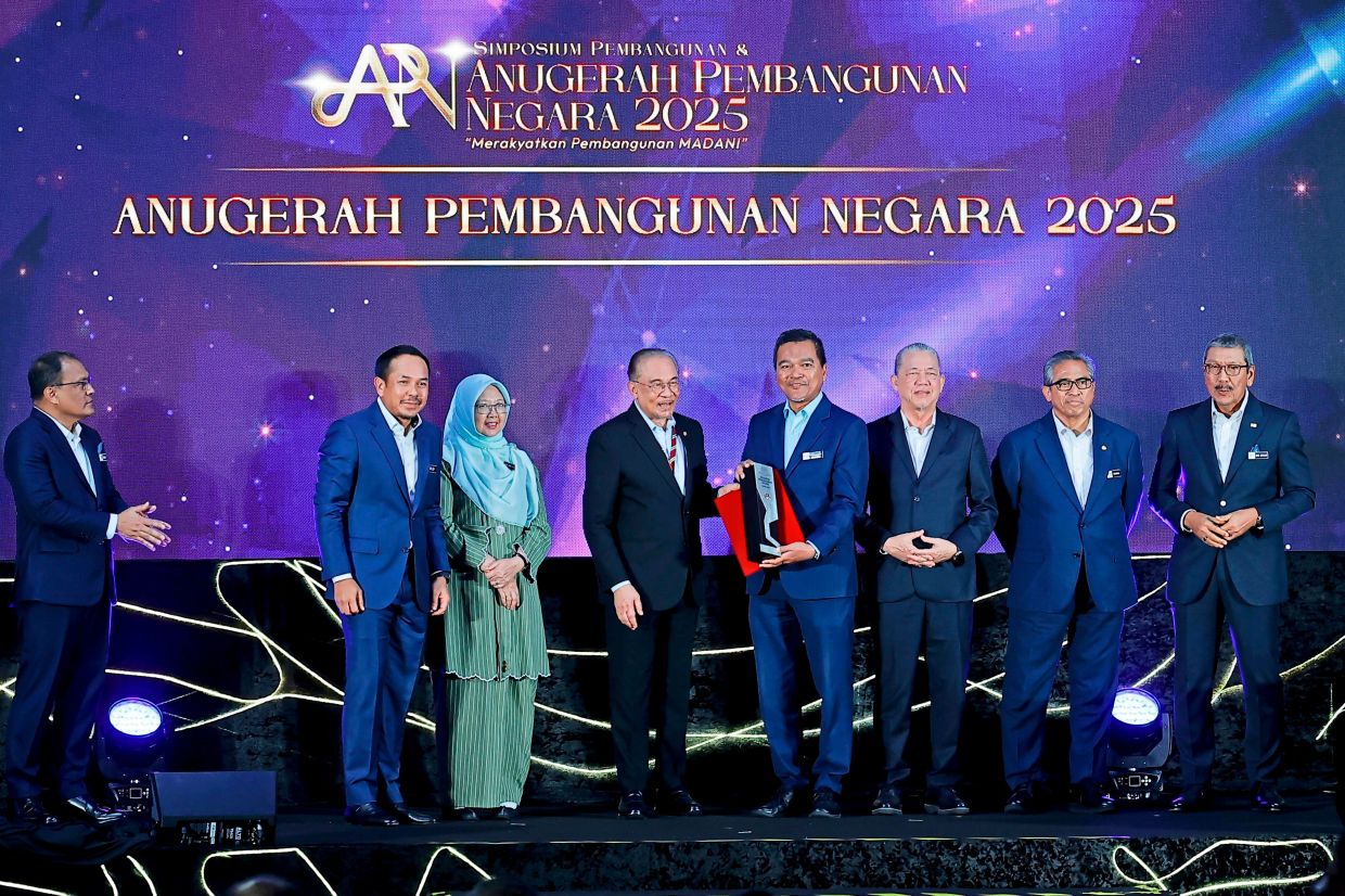 Honouring contributions to the nation: Anwar presenting an award to the Higher Education Ministry at the National Development Awards 2025 in Putrajaya. — Bernama