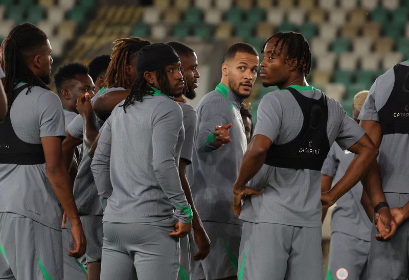 Soccer-Nigeria players end bonus dispute ahead of key World Cup qualifier