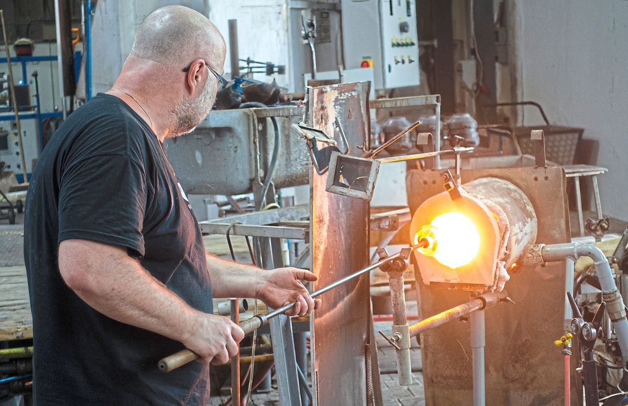 If you fancy a change from canoeing, you can visit a glassworks in Nizbor. — ANDREAS DROUVE/dpa