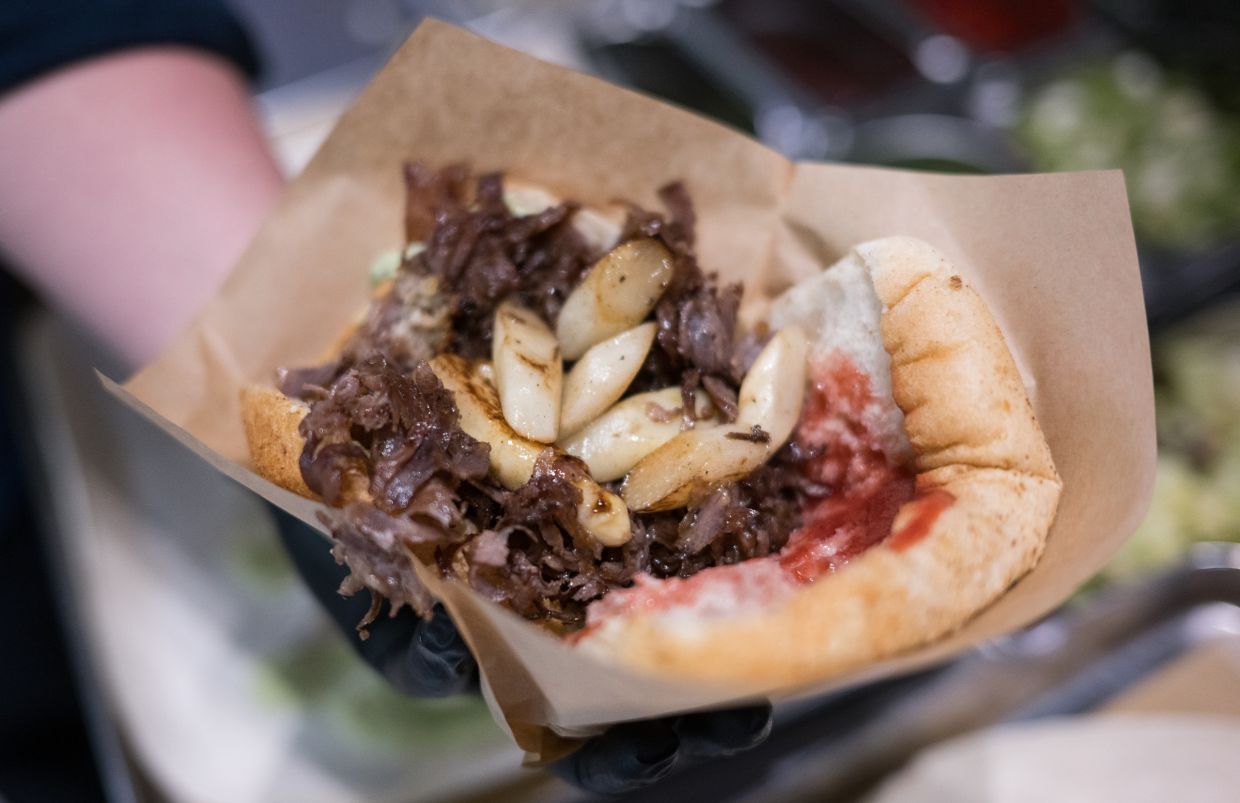 This Berlin kebab controversially combines asparagus, beef and hollandaise. Photo: Sebastian Gollnow/dpa