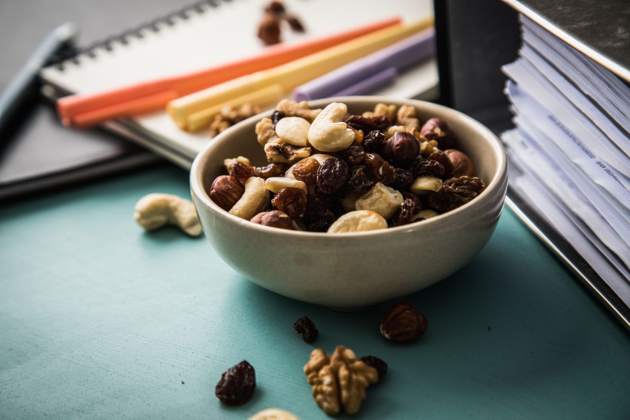 Instead of coffee and biscuits, why not try nuts? They provide high-quality fats and proteins. Photo: Christin Klose/dpa