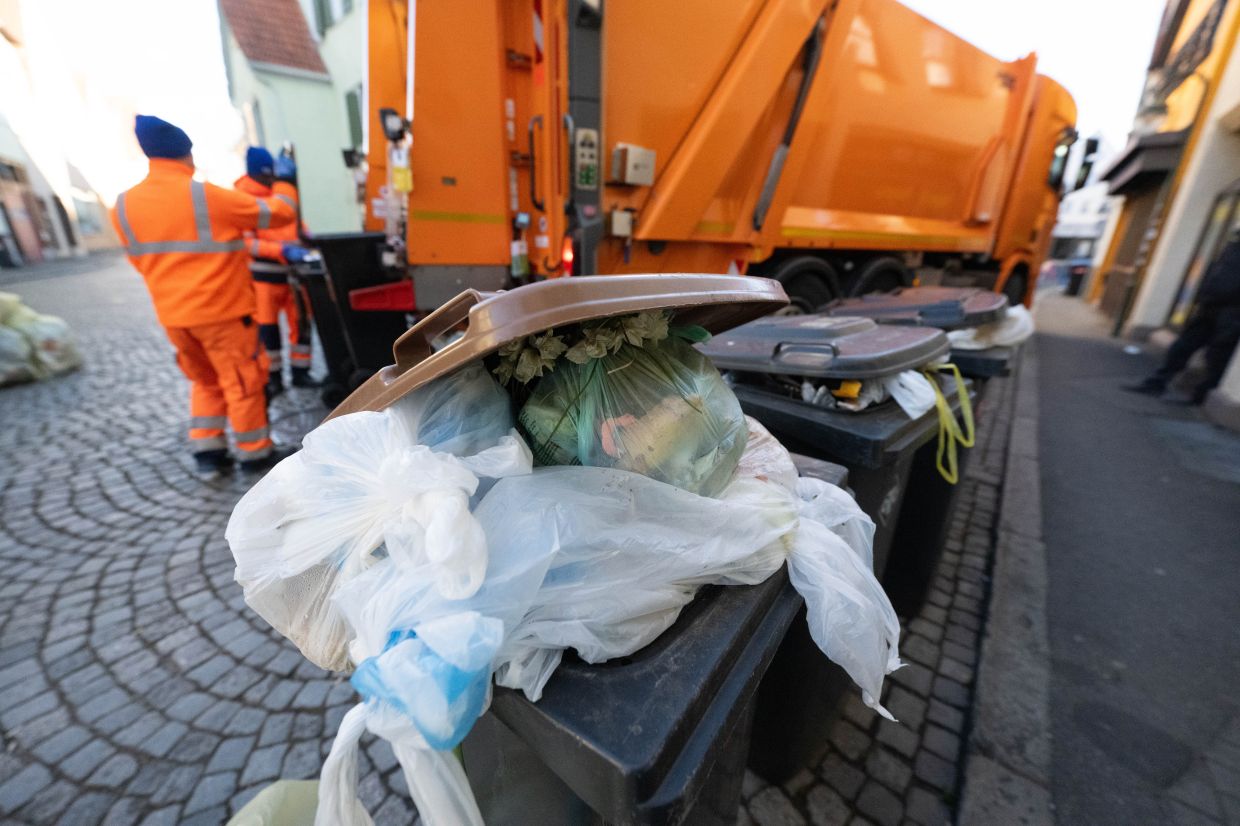 In Germany, AI-powered rubbish trucks scan for waste in the wrong bin