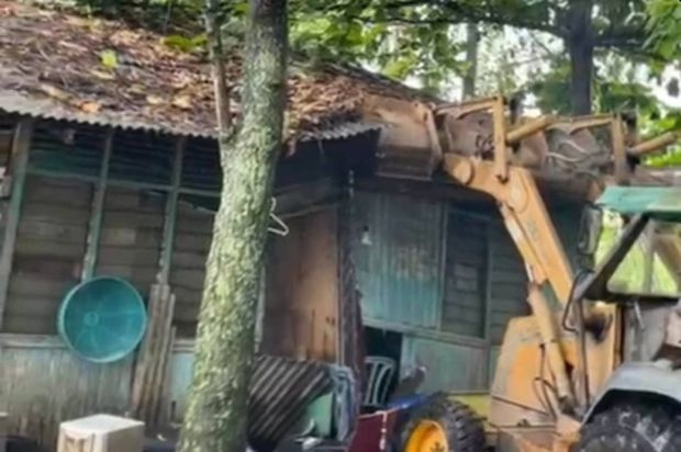 10 people held after tense standoff between residents, police at Kampung Jalan Papan 2 Photo: sinar daily