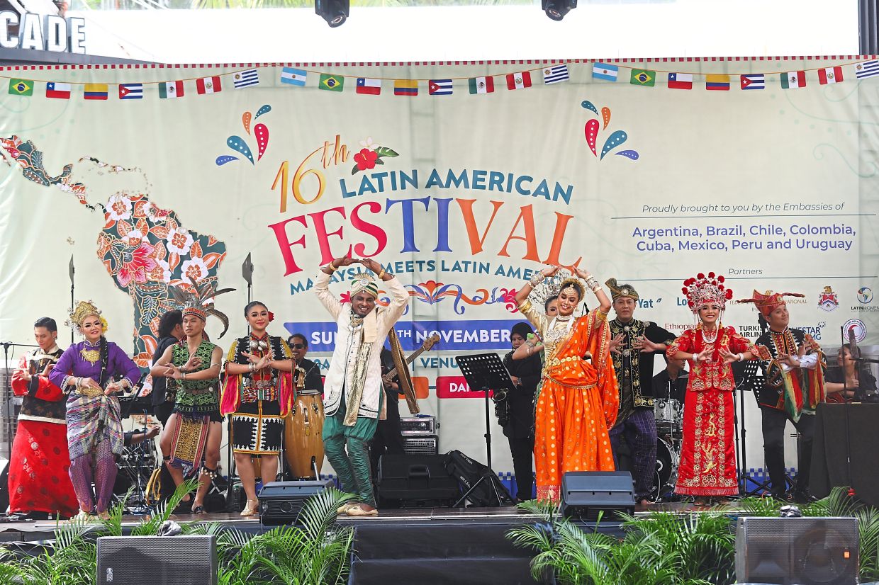 Enjoying a medley of Malaysia’s dances (right) performed by DBKL’s cultural troupe.