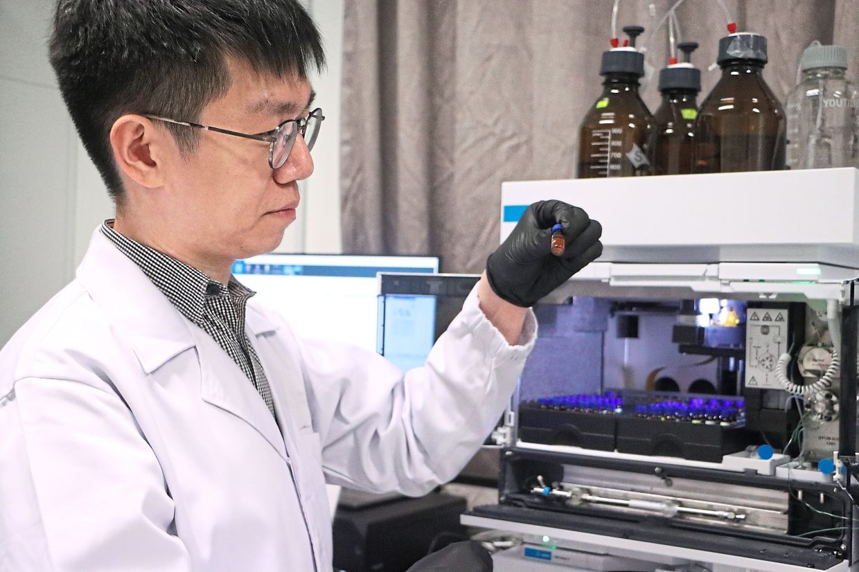 Prof Ong describes his work as ‘turning sunlight into clean fuels – like how plants perform photosynthesis, but using nanomaterials instead of leaves’.