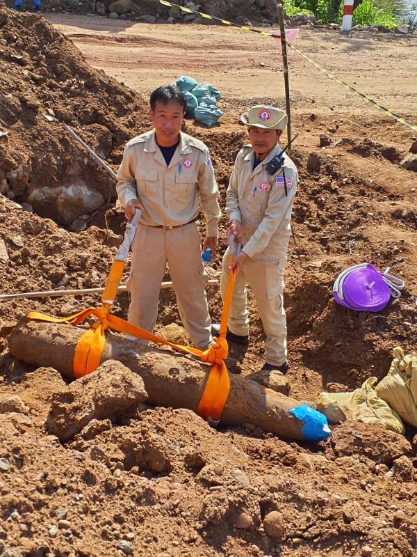 500lb bomb safely moved for disposal in Laos